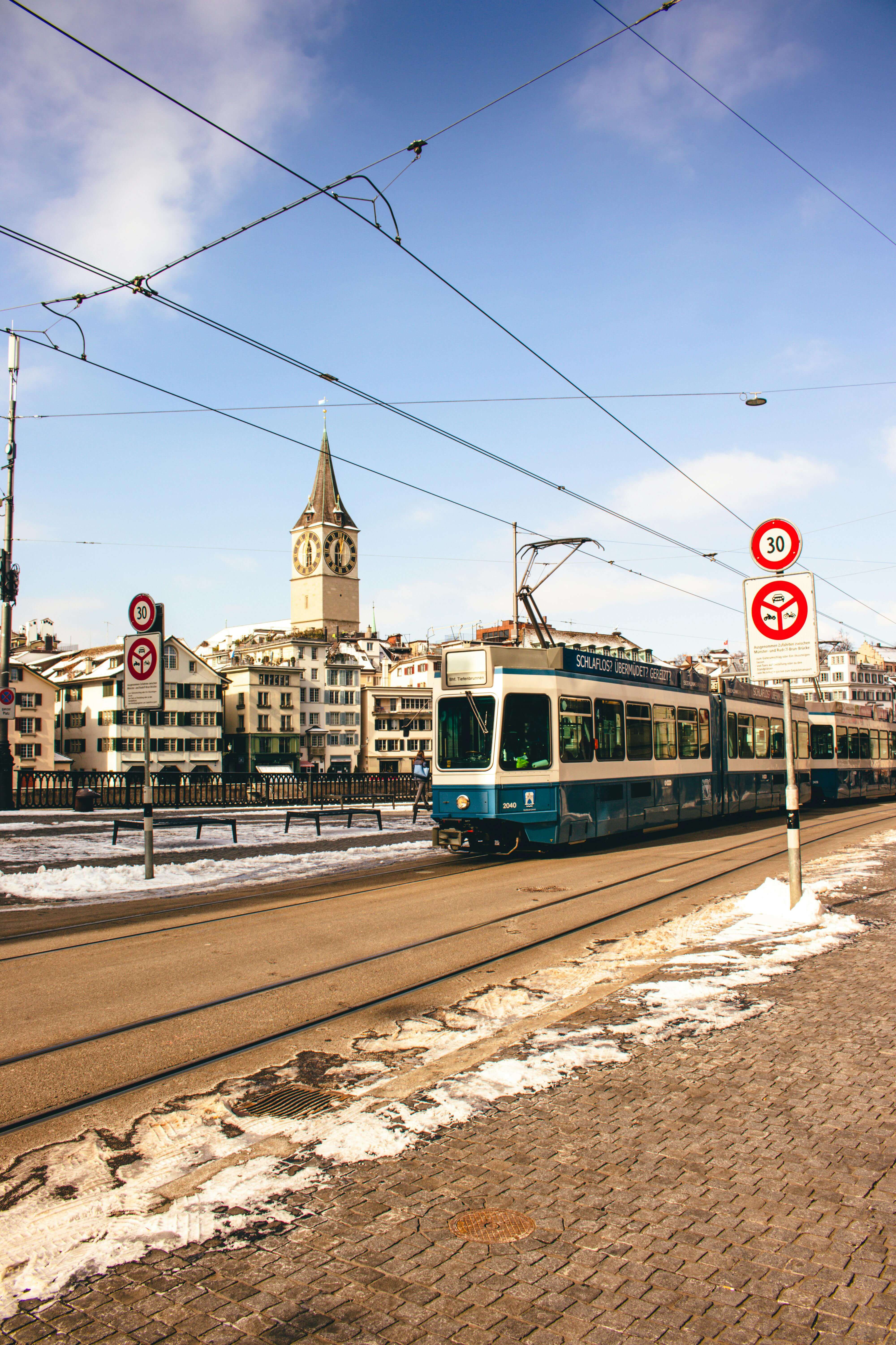 Modern 1-bedroom apartment in Zurich Oerlikon with balcony and fully equipped kitchen, just 3 minutes from the train station.