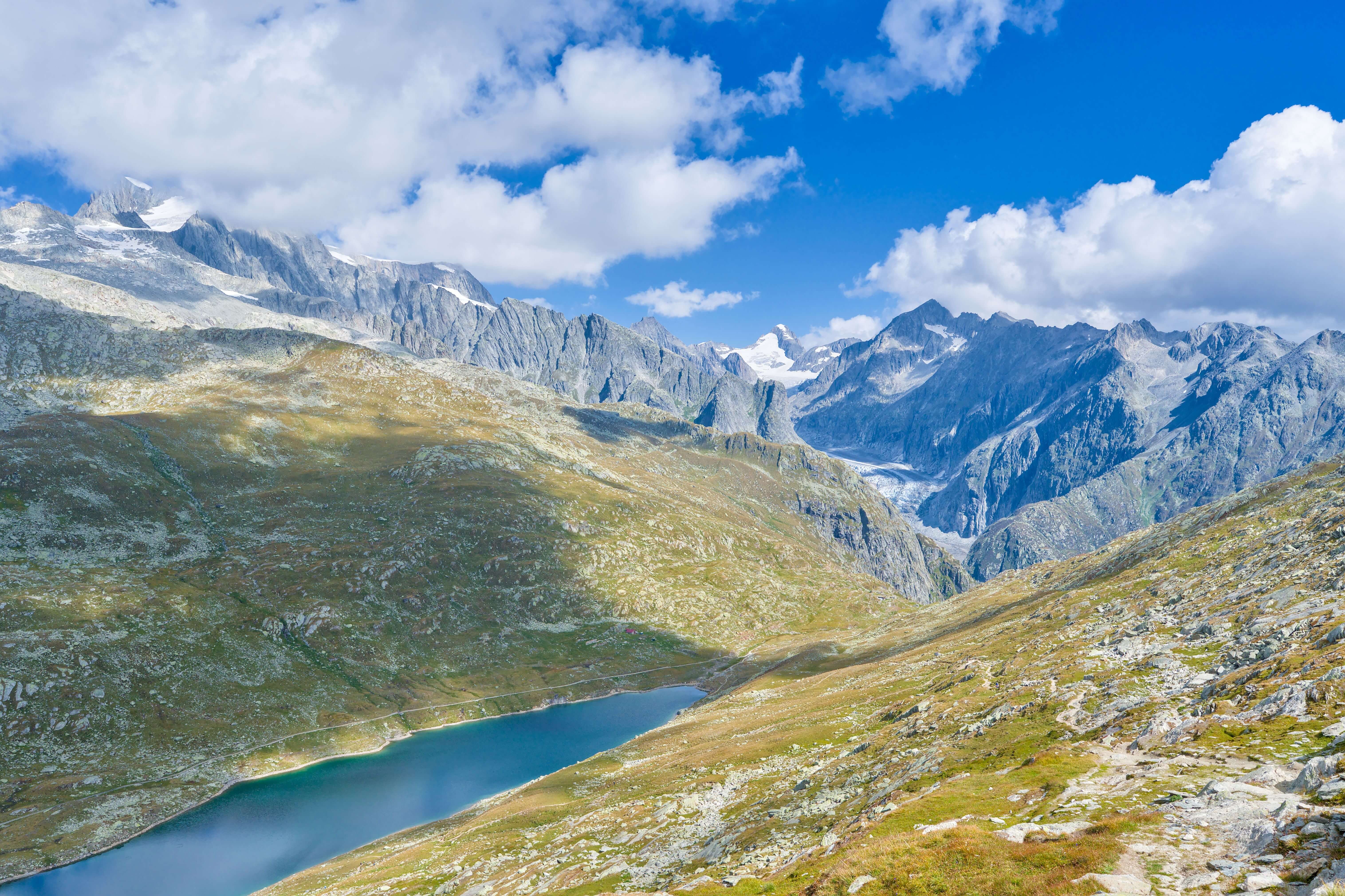 Modern furnished rental in Valais with stylish interiors, fully equipped kitchen and flexible stays for work or leisure.